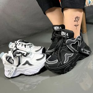 خرید کتونی زنانه دخترانه زارا لژدار شیک اسپرت با ترکیب رنگ کرمی، مشکی کرم سبز سفید مناسب برای استایل روزمره و ورزشی، با طراحی مدرن و کیفیت بالا. راحت، سبک و ایدهآل سایز ۳۷ تا ۴۰
