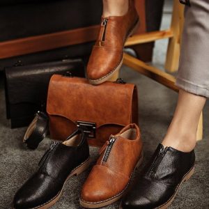 کالج زیپی زنانه و دخترانه زنونه دخترونه با طراحی شیک و درخشان، مناسب برای استایل روزمره و مجلسی. راحت و بادوام، انتخابی ایده‌آل برای ظاهری جذاب. سایزبندی ۳۷ تا ۴۰ دو‌ رنگ مشکی و عسلی