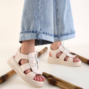 کفش صندل لژدار دخترانه زنانه دخترونه زنونه شیک با ، در دو رنگ مشکی و سفید سبک، راحت و مناسب برای استایل روزمره و رسمی. انتخابی ایده‌آل برای فصول گرم! سایز بندی ۳۷ تا ۴۰