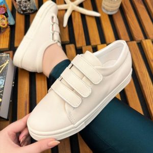 کتونی ونس چسبی زنانه دخترانه شیک اسپرت با ترکیب رنگ مشکی، کرم و سفید، مناسب برای استایل روزمره ، با طراحی مدرن و کیفیت بالا. راحت، سبک و ایده‌آل برای استفاده طولانی‌مدت.سایز بندی ۳۷ تا ۴۰