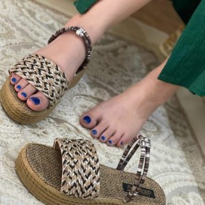 صندل کنفی‌ نگینی لژدار لژبلند زنانه شیک، راحت و مناسب برای استایل روزمره و رسمی. انتخابی ایده‌آل برای فصول گرم! سایز بندی ۳۷ تا ۴۰