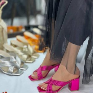 کفش صندل مجلسی زنانه دخترانه تک بند آینه‌ای پاشنه بلند ۵ سانت رنگ‌های شیک طلایی، نقره‌ای، سرخابی و مشکی طراحی خاص و جذاب برای استایل‌های مجلسی. خرید آنلاین با بهترین قیمت. سایز ۳۷ تا ۴۰