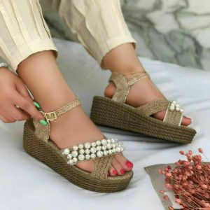 صندل کنفی‌ مرواریدی تک رکاب لژدار زنانه شیک، راحت و مناسب برای استایل روزمره و رسمی. انتخابی ایده‌آل برای فصول گرم! سایز بندی ۳۷ تا ۴۰