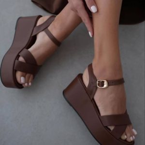 صندل لژدار لژبلند دولژ ۷ سانت زنانه شیک، راحت و مناسب برای استایل روزمره و رسمی. رنگبندی مشکی کرم سفید شکلاتی انتخابی ایدهآل برای فصول گرم! سایز بندی ۳۷ تا ۴۰
