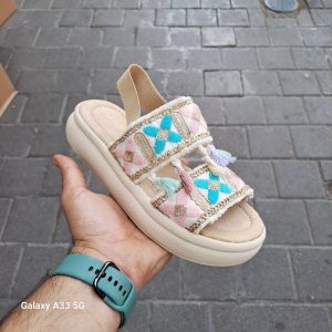 کفش صندل سنتی گلدوزی دخترانه زنانه دخترونه زنونه شیک در طرح‌های متنوع، راحت و مناسب برای استایل روزمره و رسمی. انتخابی ایده‌آل برای فصول گرم! سایز بندی ۳۷ تا ۴۰