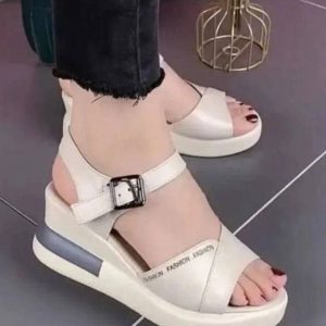 صندل لژدار طبی زنانه دخترانه شیک با رنگ مشکی و کرم. سبک، راحت و مناسب برای استایل روزمره پیاده روی و ساحلی‌. انتخابی ایده‌آل برای فصول گرم! سایز بندی ۳۷ تا ۴۰