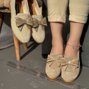 کالج کنفی پاپیونی پاپیون دار زنانه و دخترانه با طراحی شیک ، مناسب برای استایل روزمره و مجلسی. راحت و بادوام، انتخابی ایده‌آل برای ظاهری جذاب رنگ بندی مشکی، کرم و نسکافه‌ای سایز ۳۷ تا ۴۰