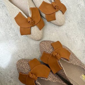 کالج کنفی پاپیونی پاپیون دار زنانه و دخترانه با طراحی شیک ، مناسب برای استایل روزمره و مجلسی. راحت و بادوام، انتخابی ایده‌آل برای ظاهری جذاب رنگ بندی کرم و نسکافه‌ای سایز ۳۷ تا ۴۰