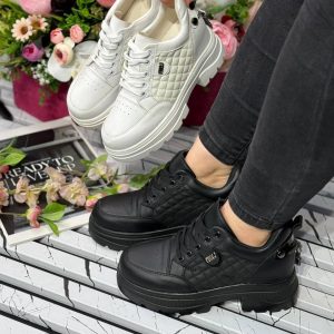 کتونی لژ مخفی شیک اسپرت نگینی زنانه دخترانه دارای پاشنه مخفی ۶ سانت رویه چرم با طراحی مدرن و راحت، رنگ‌بندی مشکی و سفید مناسب برای افزایش قد و استایل شیک. سبک. سایزبندی ۳۷ تا ۴۰ کفش لژمخفی