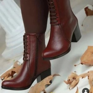 بوت زنانه دخترانه پاشنه بلند دار شیک با طراحی کلاسیک و زیپ بغل، مناسب استفاده روزمره و استایل رسمی یا اداری. رنگ مشکی و زرشکی، راحت، سبک و سایز ۳۷ تا ۴۰ کفش نیمبوت نیم بوت