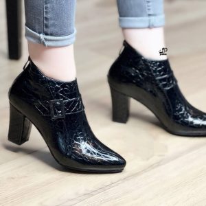 نیم بوت کلاسیک جنس وزنی زنانه دخترانه شیک پاشنه بلند با طراحی خاص و جذاب مناسب استفاده روزمره و استایل رسمی در فصل پاییز و زمستان. رنگ مشکی ، راحت، سبک و سایز ۳۷ تا ۴۱ کفش نیمبوت سایز بزرگ زنانه بزرگپا