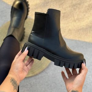 نیم بوت کلاسیک سارا جنس زنانه دخترانه شیک با طراحی خاص و جذاب مناسب استفاده روزمره و استایل رسمی در فصل پاییز و زمستان. رنگ مشکی ، راحت، سبک سایز ۳۷ تا ۴۰ کفش نیمبوت