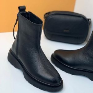 نیم بوت کلاسیک زنانه دخترانه شیک با طراحی خاص و جذاب مناسب استفاده روزمره و استایل شیک در فصل پاییز و زمستان. رنگ مشکی ، راحت، سبک سایز ۳۷ تا ۴۰ کفش نیمبوت