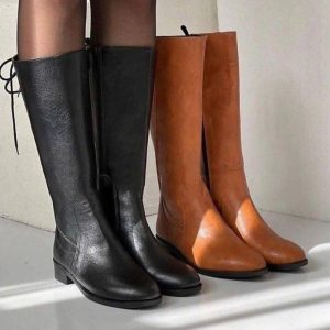 بوت بلند زیر زانو زنانه دخترانه شیک با طراحی خاص و جذاب مناسب استفاده روزمره و استایل رسمی در فصل پاییز و زمستان. رنگ مشکی عسلی، راحت، سبک سایز ۳۷ تا ۴۰ کفش بوت بلند زیر زانوی