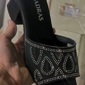 کفش صندل مجلسی نگینی بزرگپا زنانه دخترانه پاشنه بلند رنگ‌ مشکی طراحی خاص و جذاب برای استایل‌های مجلسی. سایز ۳۷ تا ۴۲ سایز بزرگ زنانه دمپایی روفرشی مجلسی