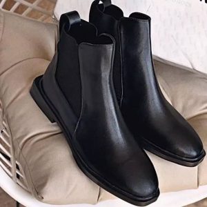 نیم بوت چلسی زنانه دخترانه بغل کشی شیک با طراحی کلاسیک مناسب استفاده روزمره و استایل رسمی. رنگ مشکی ، راحت، سبک و سایز ۳۷ تا ۴۰ کفش نیمبوت