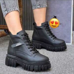 نیم بوت لژدار زنانه دخترانه بندی شیک با طراحی کلاسیک مناسب استفاده روزمره و استایل رسمی. رنگ مشکی ، راحت، سبک و سایز ۳۷ تا ۴۰ کفش نیمبوت