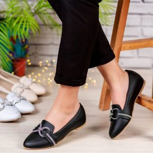 کالج نگینی زنانه و دخترانه دارای نگین با طراحی شیک و درخشان، مناسب برای استایل روزمره و مجلسی. راحت و بادوام، انتخابی ایدهآل برای ظاهری جذاب. سایز ۳۷ تا ۴۰ رنگ مشکی