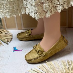 کفش کالج لقمه‌ای پتینه زنانه و دخترانه با طراحی شیک و درخشان، مناسب برای استایل روزمره و مجلسی. راحت و بادوام، انتخابی ایده‌آل برای ظاهری جذاب. سایز ۳۷ تا ۴۰ رنگ مشکی عسلی کرم