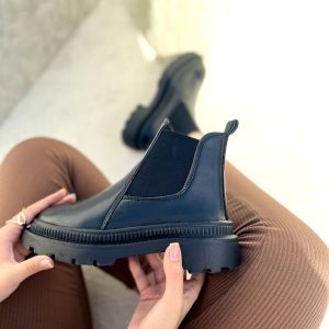 نیم بوت چلسی طبی زنانه دخترانه بغل کشی شیک با طراحی کلاسیک مناسب استفاده روزمره و استایل رسمی. رنگ مشکی و کرم ، راحت، سبک و سایز ۳۷ تا ۴۰ کفش نیمبوت