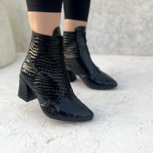 کفش نیم بوت پاشنه بلند طرح سنگی مجلسی با طراحی شیک و جذاب، پاشنه دار ۵ سانت مناسب برای مهمانیها و مجالس رسمی. با کیفیت بالا و راحتی بینظیر، استایلی خاص و خیرهکننده. سایز ۳۷ تا ۴۰ رنگ مشکی کفش نیمبوت