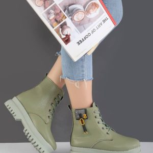 نیم بوت چرمی زنانه دخترانه شیک با طراحی خاص و جذاب مناسب استفاده روزمره و استایل شیک در فصل پاییز و زمستان. رنگ مشکی سبز عسلی زرشکی ، راحت، سبک سایز ۳۷ تا ۴۰ کفش نیمبوت