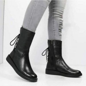 کفش بوت بلند پشت بندی با طراحی شیک و جذاب، مناسب برای استفاده روزمره و مجالس رسمی. با کیفیت بالا و راحتی بی‌نظیر، استایلی خاص و خیره‌کننده. سایز ۳۷ تا ۴۰ رنگ مشکی کفش نیمبوت