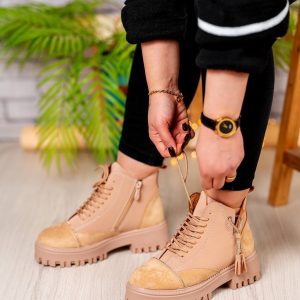 نیم بوت چرمی نگینی زنانه دخترانه شیک با طراحی خاص و جذاب مناسب استفاده روزمره و استایل پاییزی شیک در فصل پاییز و زمستان. رنگ مشکی کرم عسلی، راحت، سبک سایز ۳۷ تا ۴۰ کفش نیمبوت