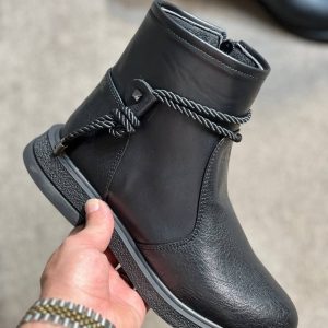 نیم بوت چرمی زنانه دخترانه شیک با طراحی خاص و جذاب مناسب استفاده روزمره و استایل پاییزی شیک در فصل پاییز و زمستان. رنگ مشکی ، راحت، سبک سایز ۳۷ تا ۴۰ کفش نیمبوت