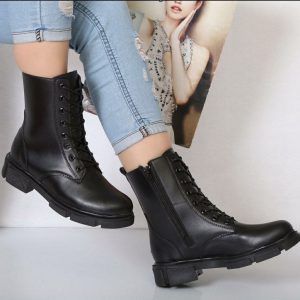 نیم بوت بندی دخترانه شیک با طراحی کلاسیک مناسب استفاده روزمره و استایل رسمی. رنگ مشکی، راحت، سبک و سایز ۳۷ تا ۴۰ کفش پوتین نیمبوت