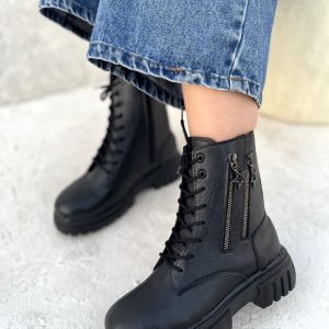 نیم بوت بندی دخترانه شیک با طراحی کلاسیک مناسب استفاده روزمره و استایل رسمی. رنگ مشکی، راحت، سبک و سایز ۳۷ تا ۴۰ کفش پوتین نیمبوت