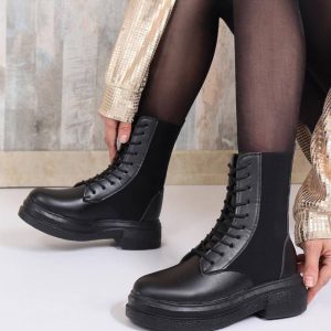 بوت رویه کاپشنی و چرم ضد آب زنانه دخترانه شیک با طراحی خاص و جذاب مناسب استفاده روزمره و استایل شیک در فصل پاییز و زمستان. رنگ مشکی ، راحت، سبک سایز ۳۷ تا ۴۰ کفش نیمبوت