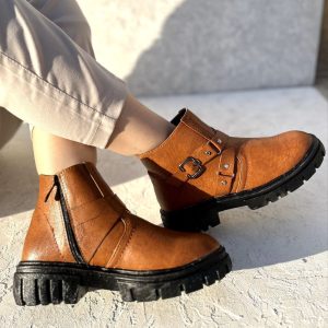 کفش نیم بوت لژدار ۵ سانت با طراحی شیک و جذاب، مناسب برای استایل روزمره رسمی اداری کارمندی. با کیفیت بالا و راحتی بی‌نظیر، استایلی خاص و خیره‌کننده . سایز ۳۷ تا ۴۰ رنگ مشکی عسلی