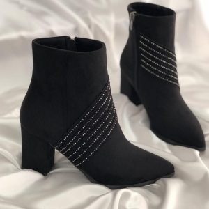 نیم بوت مجلسی نگینی پاشنه بلند زنانه دخترانه شیک با طراحی خاص و جذاب مناسب استفاده روزمره‌ و مجلسی و استایل شیک در فصل پاییز و زمستان. رنگ مشکی ، راحت، سبک سایز ۳۷ تا ۴۱ کفش نیمبوت سایز بزرگ زنانه بزرگپا