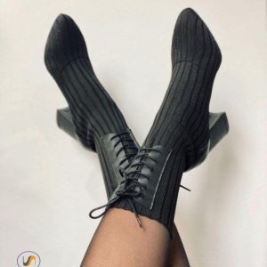 نیم بوت مجلسی بافتی پاشنه بلند زنانه دخترانه شیک با طراحی خاص و جذاب مناسب استفاده روزمره‌ و مجلسی و استایل شیک در فصل پاییز و زمستان. رنگ مشکی ، راحت، سبک سایز ۳۷ تا ۴۱ کفش بوت سایز بزرگ زنانه بزرگپا