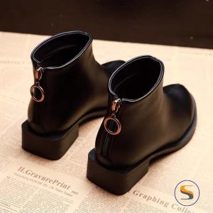 نیم بوت زنانه دخترانه شیک با طراحی کلاسیک گرم و راحت مناسب استفاده روزمره و استایل رسمی. رنگ مشکی ، راحت، سبک و سایز ۳۷ تا ۴۰