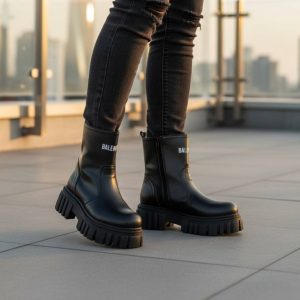 کفش نیم بوت لژدار بالنسیاگا با طراحی شیک و جذاب، واکس خور مناسب برای استایل روزمره رسمی. با کیفیت بالا و راحتی بی‌نظیر، استایلی خاص و خیره‌کننده . سایز ۳۷ تا ۴۰ رنگ مشکی