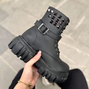 نیم بوت زنانه دخترانه لژدار هرمی گرم و راحت شیک با طراحی خاص و جذاب مناسب استفاده روزمره و استایل شیک در فصل پاییز و زمستان. رنگ مشکی، سبک سایز ۳۷ تا ۴۰ کفش نیمبوت