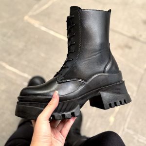 نیم بوت زنانه دخترانه لژدار پاشنه بلند گرم و راحت شیک با طراحی خاص و جذاب مناسب استفاده روزمره و استایل شیک در فصل پاییز و زمستان. رنگ مشکی، سبک سایز ۳۷ تا ۴۰ کفش نیمبوت