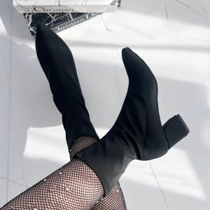 نیم بوت زنانه دخترانه غواصی پاشنه بلند مجلسی گرم و راحت شیک با طراحی خاص و جذاب مناسب استفاده روزمره و استایل شیک در فصل پاییز و زمستان. رنگ مشکی، سبک سایز ۳۶ تا ۴۱ کفش نیمبوت سایز بزرگ زنانه بزرگپا