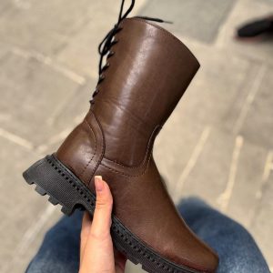 کفش بوت بلند پشت بندی با طراحی شیک و جذاب، مناسب برای استفاده روزمره و مجالس رسمی. با کیفیت بالا و راحتی بی‌نظیر، استایلی خاص و خیره‌کننده. سایز ۳۷ تا ۴۰ رنگ مشکی قهوه‌ای کفش بوت