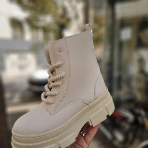 نیم بوت لژدار بندی ارزان زنانه دخترانه لژ ۶ سانت شیک با طراحی کلاسیک مناسب استفاده روزمره و استایل رسمی. رنگ مشکی کرم، راحت، سبک و سایز ۳۷ تا ۴۰ کفش نیمبوت