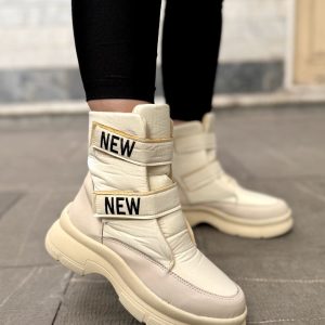 نیم بوت کاپشنی چسبی زنانه دخترانه شیک با طراحی خاص و جذاب مناسب استفاده روزمره و استایل جذاب در فصل پاییز و زمستان. رنگ مشکی کرم، راحت، سبک سایز ۳۷ تا ۴۰ کفش نیمبوت