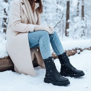 بوت پوتین لژدار ورساچه زنانه دخترانه پاشنه دار لژ ۵ سانت شیک با طراحی کلاسیک مناسب استفاده روزمره و استایل رسمی. رنگ مشکی ، راحت، سبک و سایز ۳۷ تا ۴۰ کفش نیمبوت