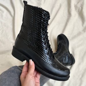 نیم بوت زنانه کلاسیک م زنانه دخترانه بندی ورنی چرمی راحت شیک با طراحی خاص و جذاب مناسب استفاده روزمره و اداری کارمندی در فصل پاییز و زمستان. رنگ مشکی ورنی ، سبک سایز ۳۷ تا ۴۰ کفش نیمبوت