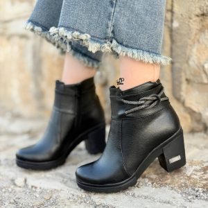 کفش مجلسی کلاسیک چرمی نگینی نیم بوت زنانه دخترانه پاشنه بلند پاشنه دار شیک با طراحی خاص و جذاب مناسب استفاده مجلسی روزمره و استایل شیک در فصل پاییز و زمستان. رنگ مشکی ، سبک سایز ۳۷ تا ۴۰