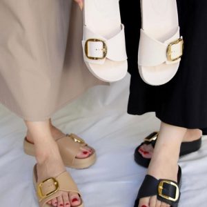 صندل دمپایی سیلیکونی سگک دار دخترانه زنانه شیک با رنگهای مشکی کرم سفید سبک، راحت و مناسب برای استایل روزمره روفرشی و ساحلی‌. انتخابی ایده‌آل برای مسافرت ! سایز بندی ۳۷ تا ۴۰
