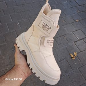 بوت کاپشنی چسبی ضد آب زنانه دخترانه شیک با طراحی خاص و جذاب مناسب استفاده روزمره و استایل جذاب در فصل پاییز و زمستان. رنگ مشکی کرم، راحت، سبک سایز ۳۷ تا ۴۰ کفش نیم بوت