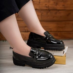کفش کالج لوفر‌ چرمی و ورنی زنانه دخترانه زنونه دخترونه ترند سال بسیار شیک و خوشپا مناسب استایل روزمره و کژوال سایز بندی ۳۷ تا ۴۰ رنگ مشکی
