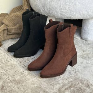 کفش نیم بوت پاشنه بلند دار طبی مجلسی با طراحی شیک و جذاب، پاشنه دار ۸ سانت مناسب برای استفاده روزمره مهمانی‌ها و مجالس رسمی. با کیفیت بالا و راحتی بی‌نظیر، استایلی خاص و خیره‌کننده. سایز ۳۷ تا ۴۰ رنگ مشکی قهوه‌ای کفش نیمبوت